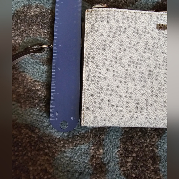 Michael Kors Jet Set Wristlet! - Picture 4 of 16